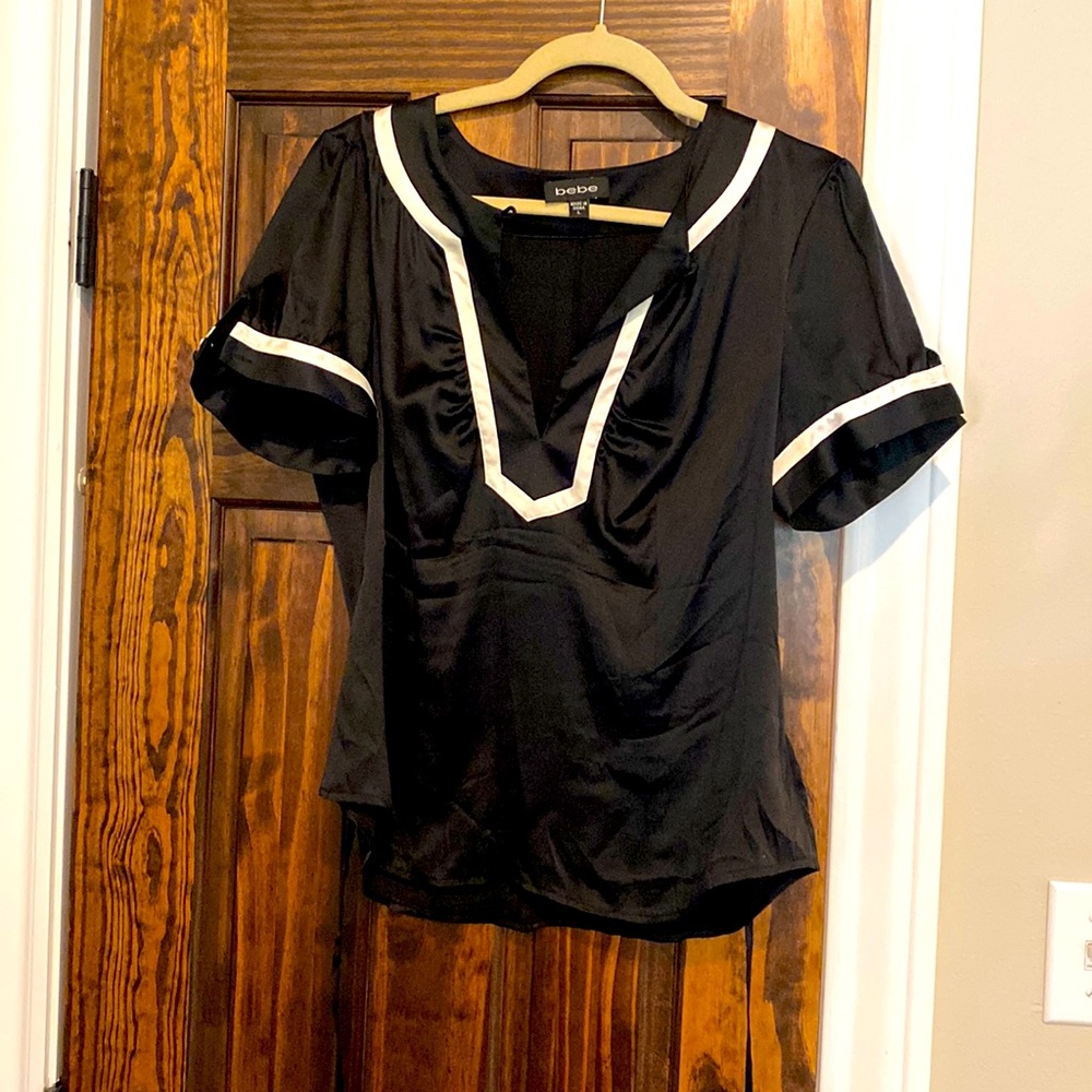 Beautiful vintage keyhole button silk blouse